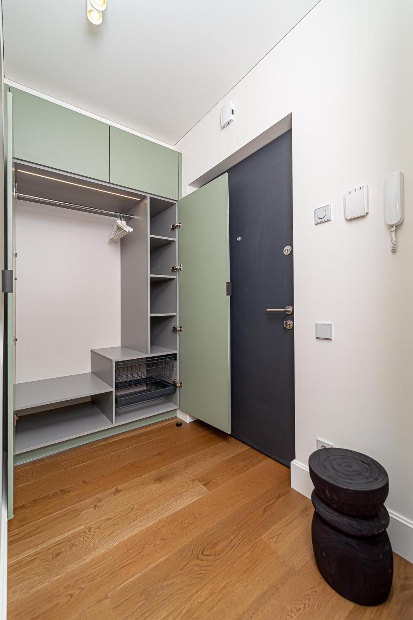 Cohost I New W-balcony I Air Condition I Free Parking & Netflix I By Botanical Park Apartament *