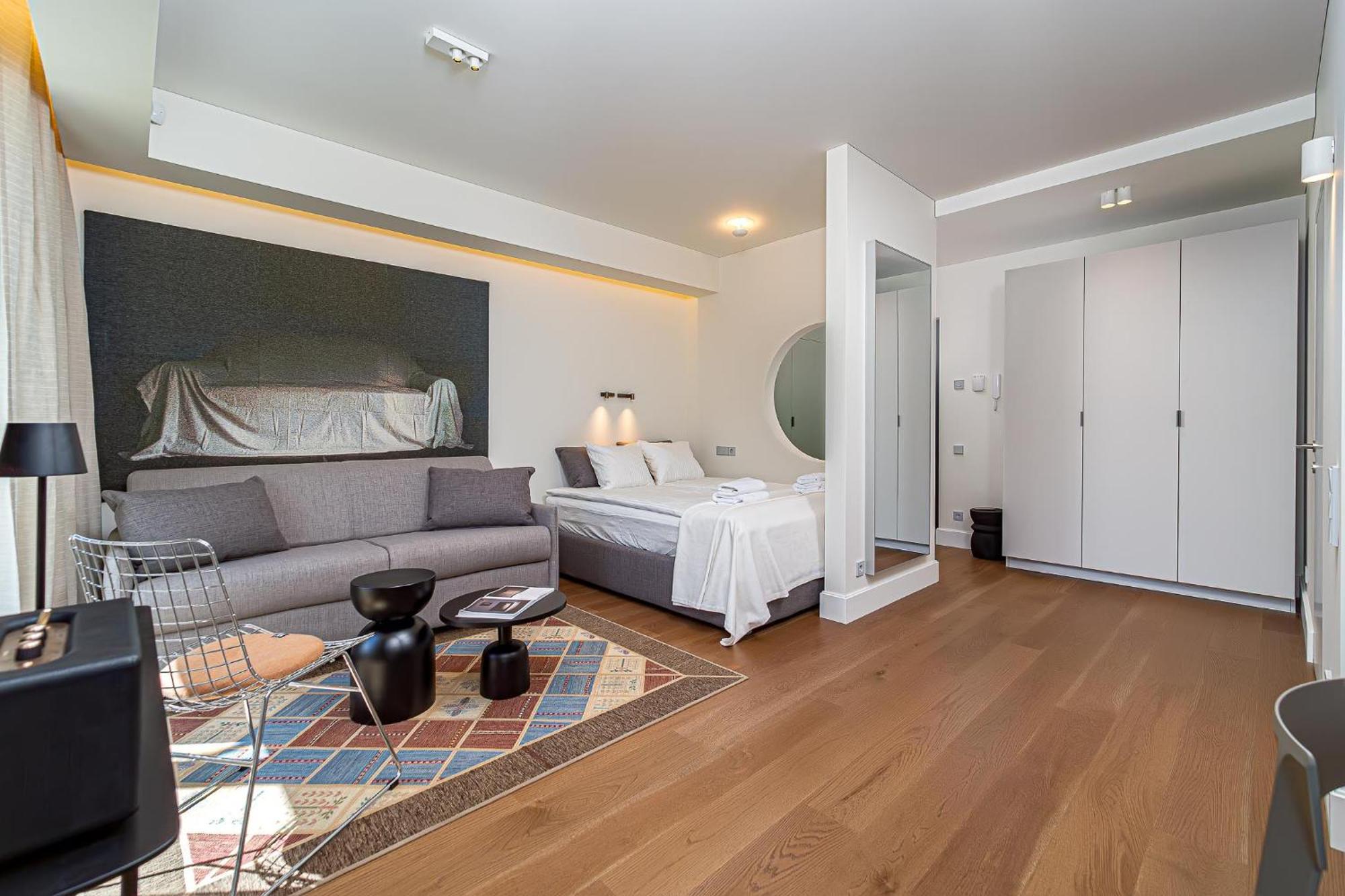 Cohost I New W-balcony I Air Condition I Free Parking & Netflix I By Botanical Park