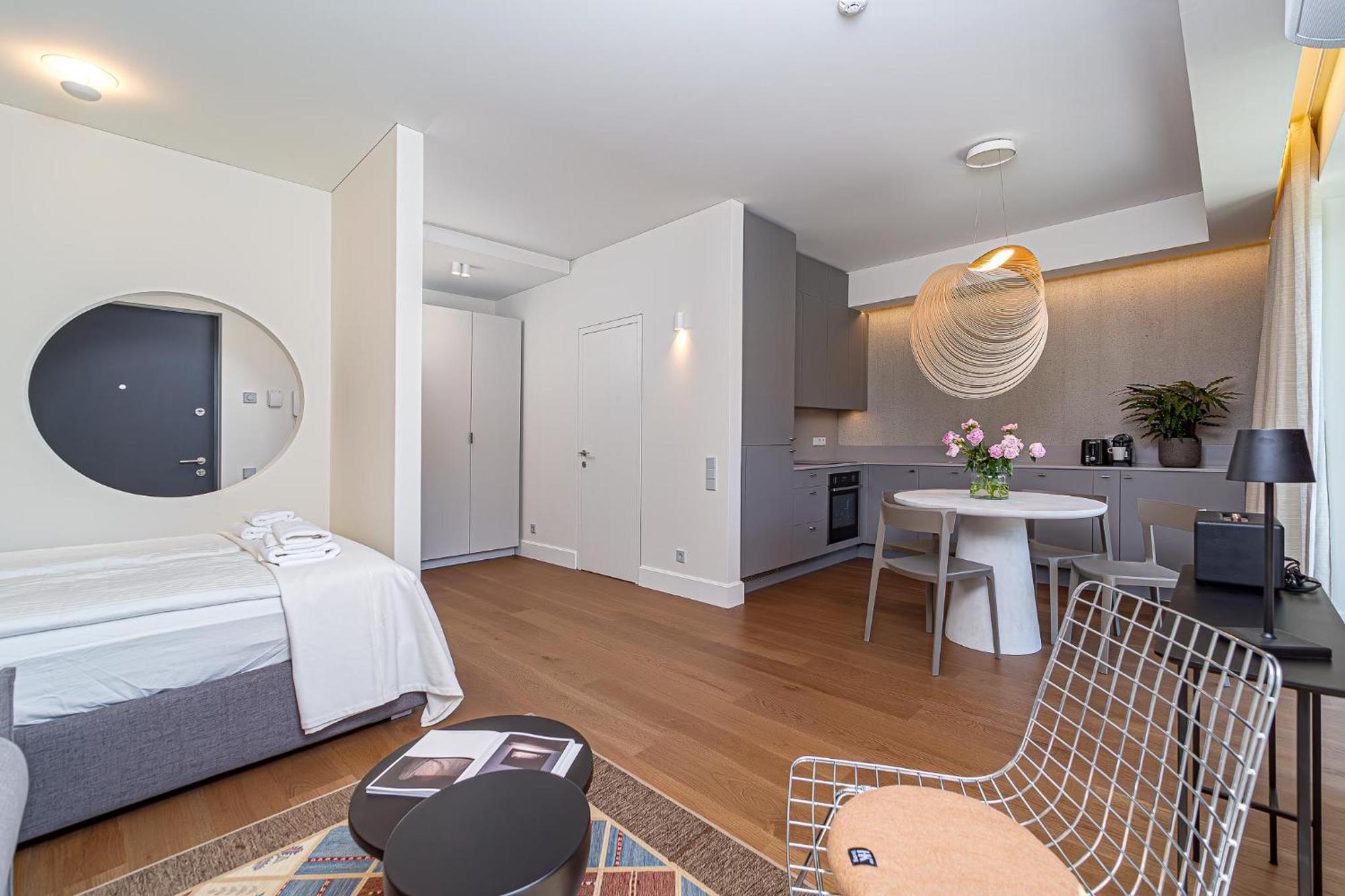 Apartament Cohost I New W-balcony I Air Condition I Free Parking & Netflix I By Botanical Park *