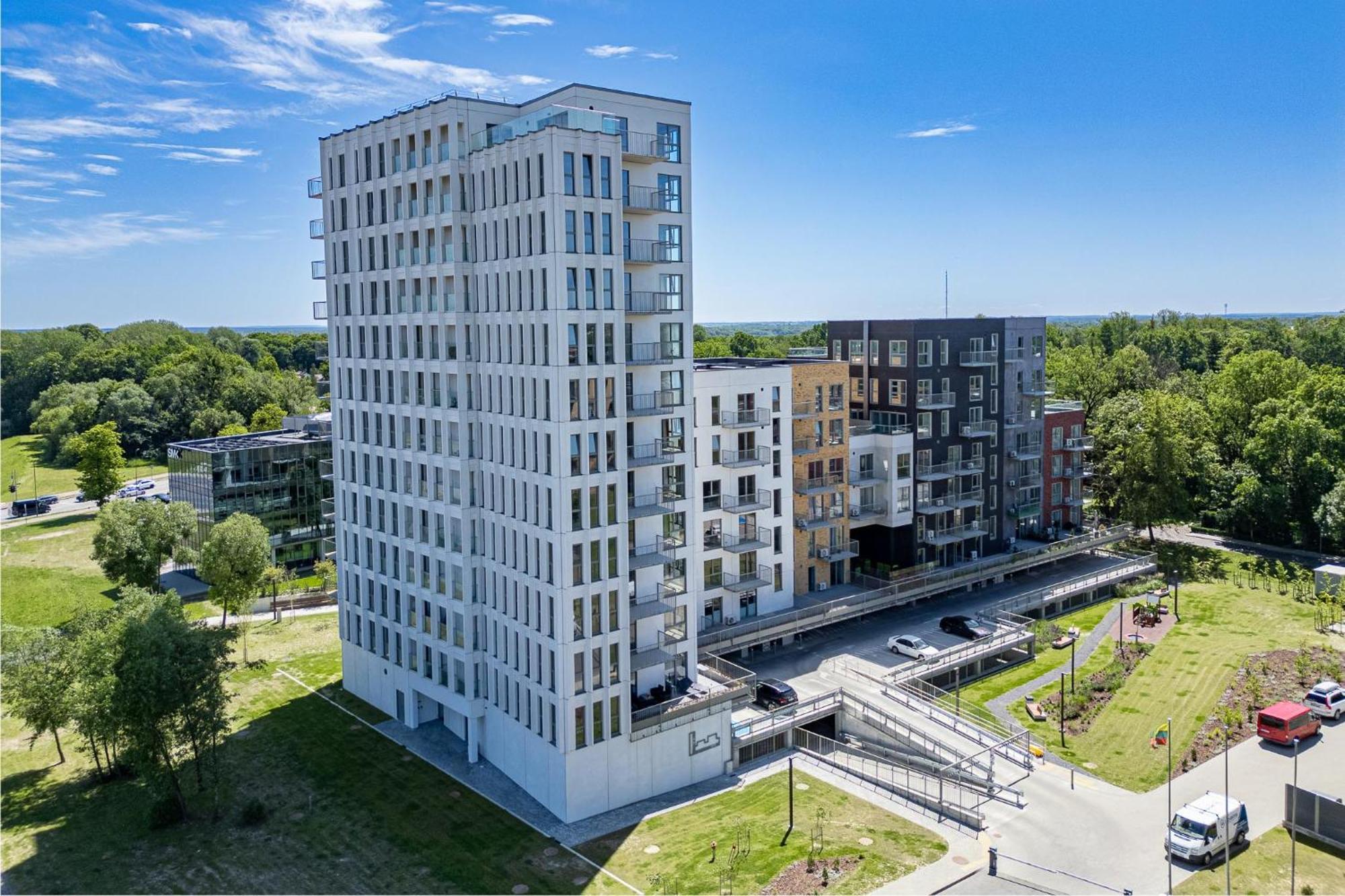 Cohost I New W-balcony I Air Condition I Free Parking & Netflix I By Botanical Park Apartament