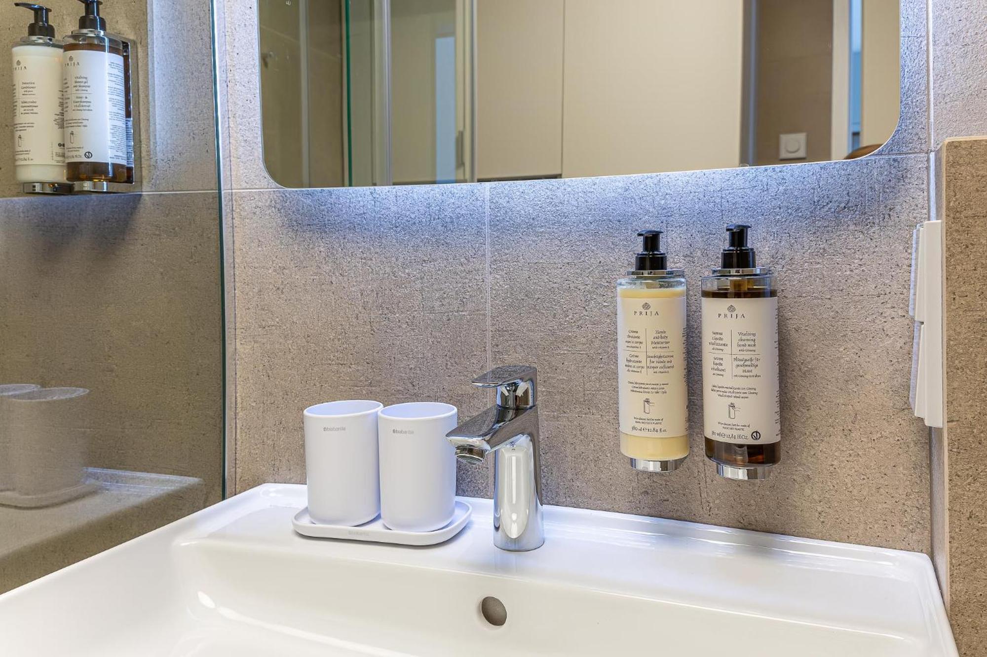 Cohost I New W-balcony I Air Condition I Free Parking & Netflix I By Botanical Park